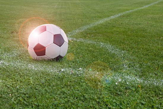 Fußball liegt auf dem Rasen