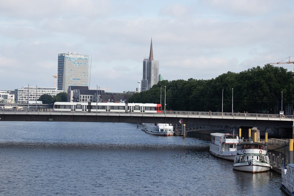 Straßenbahn fährt über die Bürgermeister-Smidt-Brücke