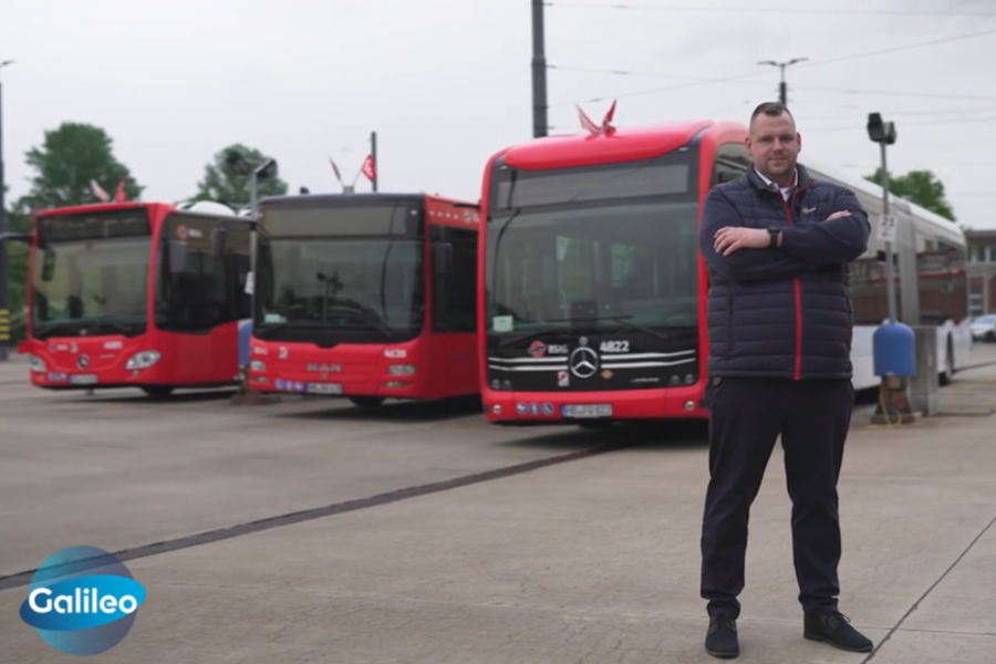 Busfahrer auf Betriebshof