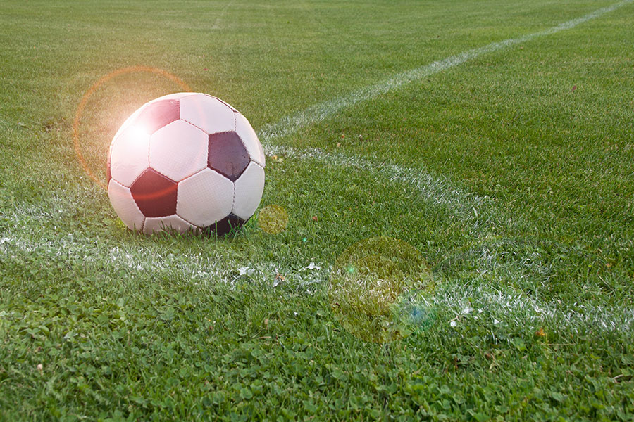 Fußball liegt auf dem Rasen